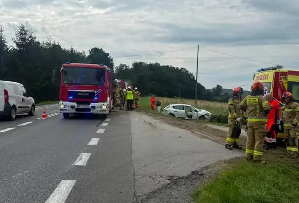 Zderzenie osobówki z ciężarówką w Kołaczycach