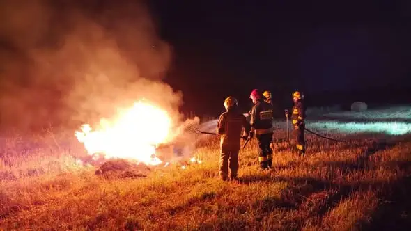 Pożar balotów siana w Nowym Żmigrodzie – interwencja OSP
