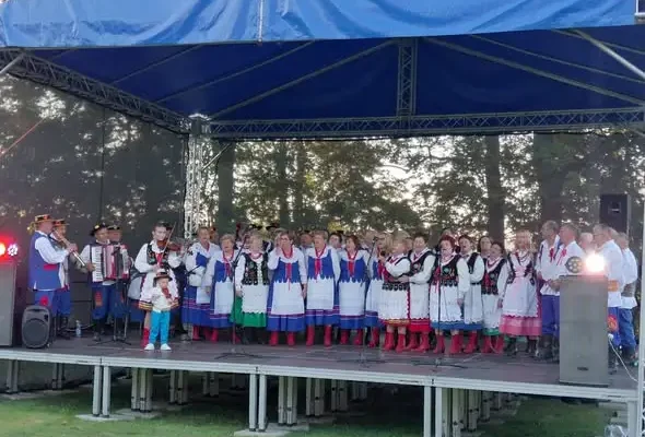 Folklor i radość w Brzyskach: Przegląd Zespołów Ludowych zakończył wakacje