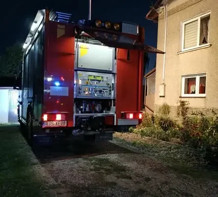 Pożar domu w Wrocance. Strażacy z Tarnowca i Jasła walczyli z ogniem nad ranem