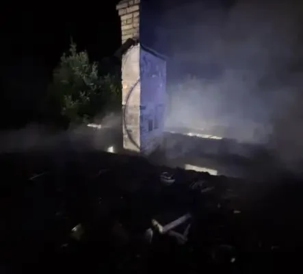 Pożar drewnianego pustostanu w Przysiekach. Nocna akcja strażaków