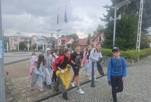 Sprzątanie Świata w Dębowcu – uczniowie zadbali o porządek po odpuście