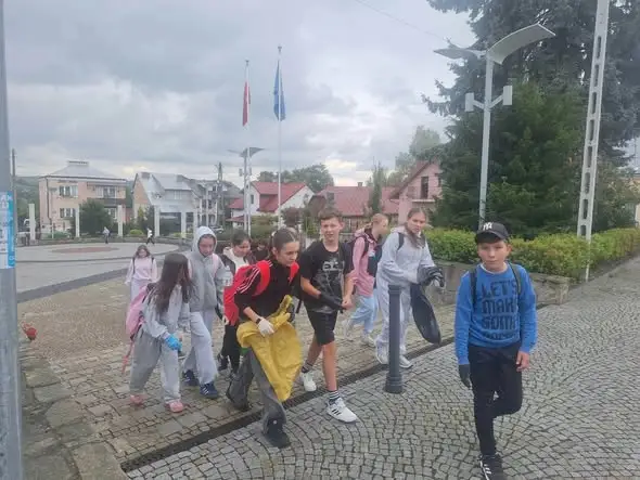 Sprzątanie Świata w Dębowcu – uczniowie zadbali o porządek po odpuście