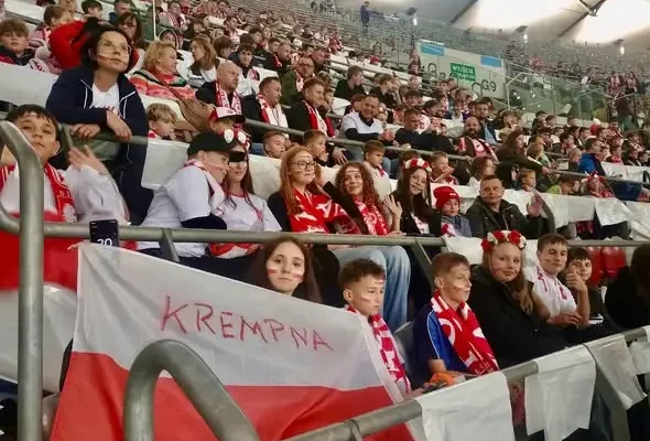 Młodzież z OSP Krempna i Myscowa na meczu reprezentacji Polski w Warszawie