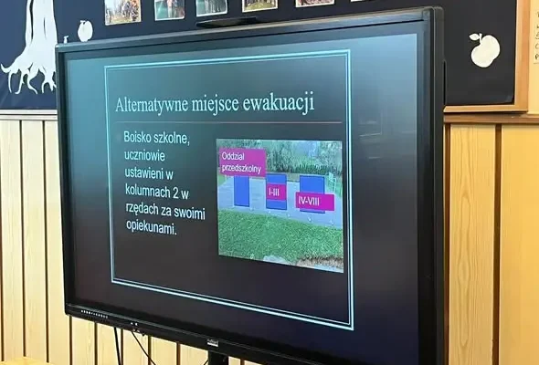 Uczniowie szkół podstawowych uczą się zasad ewakuacji i bezpieczeństwa