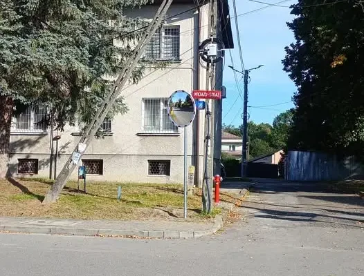 Nowe lustro drogowe na skrzyżowaniu w Kołaczycach poprawi bezpieczeństwo