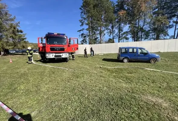 Strażacy z Podkarpacia i Słowacji ćwiczyli gaszenie samochodów elektrycznych w Niżnej Polance