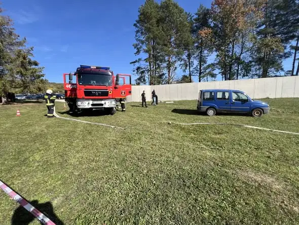 Strażacy z Podkarpacia i Słowacji ćwiczyli gaszenie samochodów elektrycznych w Niżnej Polance