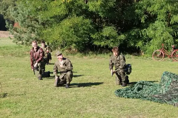 Warzyce: inscenizacja historyczna o zrzutach dla AK z udziałem uczniów z Kołaczyc