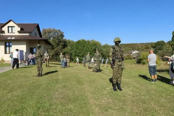 Warzyce: inscenizacja zrzutu broni przyciągnęła tłumy