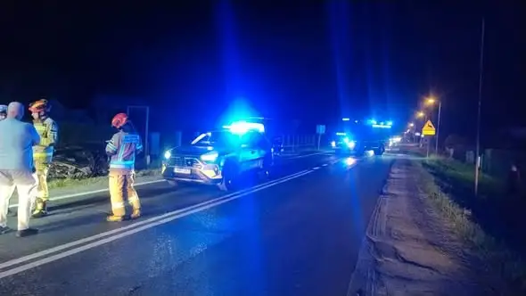 Zderzenie osobówki z ciężarówką na ul. Krakowskiej w Jaśle – interwencja służb
