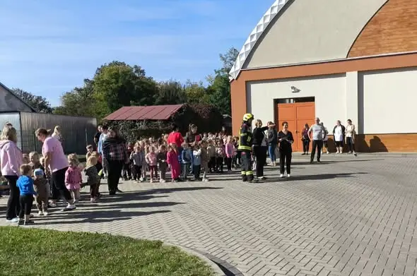 Nowy Żmigród: Przedszkolaki przećwiczyły ewakuację z pomocą strażaków z OSP