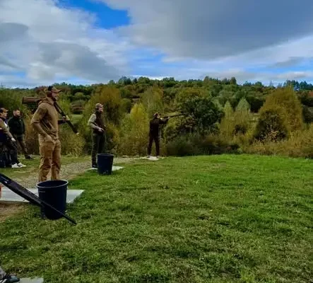 Strzeleckie zmagania druhów z OSP Krempna na strzelnicy w Dukli