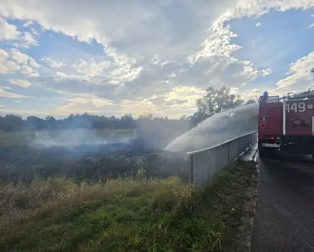 Pożar traw w Osieku Jasielskim — interwencja OSP KSRG