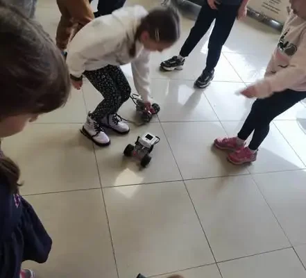 Uczniowie klasy 1b ze Szkoły Podstawowej nr 4 w Jaśle odkrywali świat robotyki w Fundacji NABU