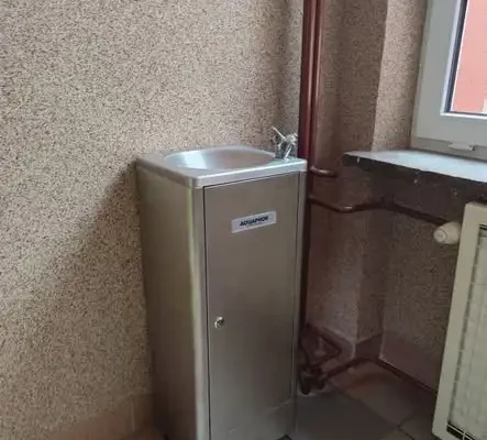 Poidełka w szkołach gminy Kołaczyce — woda z kranu zamiast plastiku