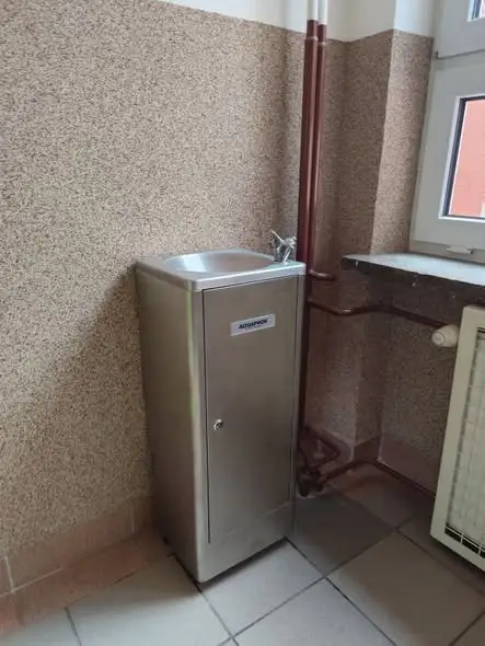 Poidełka w szkołach gminy Kołaczyce — woda z kranu zamiast plastiku