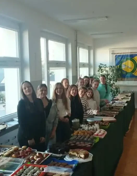 Kiermasz ciast w szkole przyniósł 1000 zł na Strefę Ciszy i Relaksu