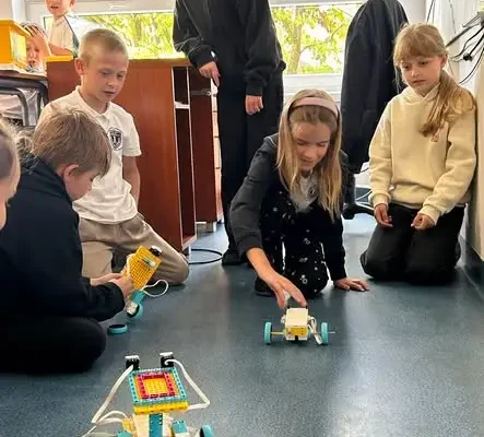 Robotyka w SP1 Jasło: uczniowie konstruują i programują roboty
