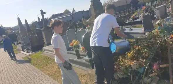 Młodzież z Kołaczyc porządkowała zaniedbane groby przed Wszystkimi Świętymi