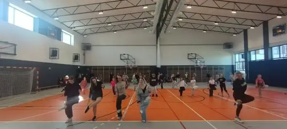 Taneczne przerwy w szkole – Samorząd Uczniowski zaprasza na parkiet