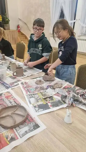 Ceramiczne warsztaty w Osieku Jasielskim – pierwsze z cyklu zajęć dla uczniów
