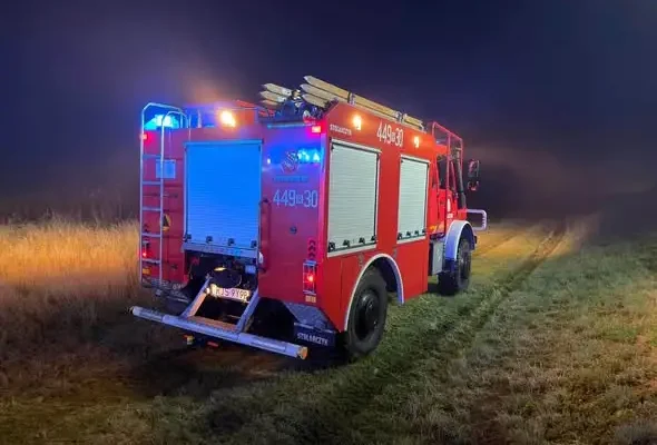 Pożar pustostanu przy ul. Krakowskiej w Jaśle – nocna akcja strażaków
