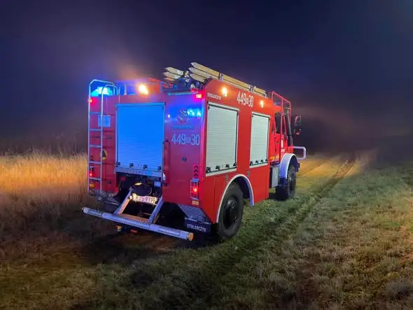 Pożar pustostanu przy ul. Krakowskiej w Jaśle – nocna akcja strażaków