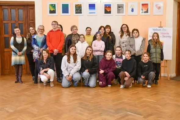 Młodzi artyści z Desznicy zaprezentowali swoje prace w galerii w Nowym Żmigrodzie