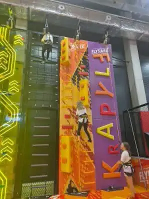Klasa 4a ze Szkoły Podstawowej nr 4 w Jaśle na wycieczce w FlyParku w Krośnie