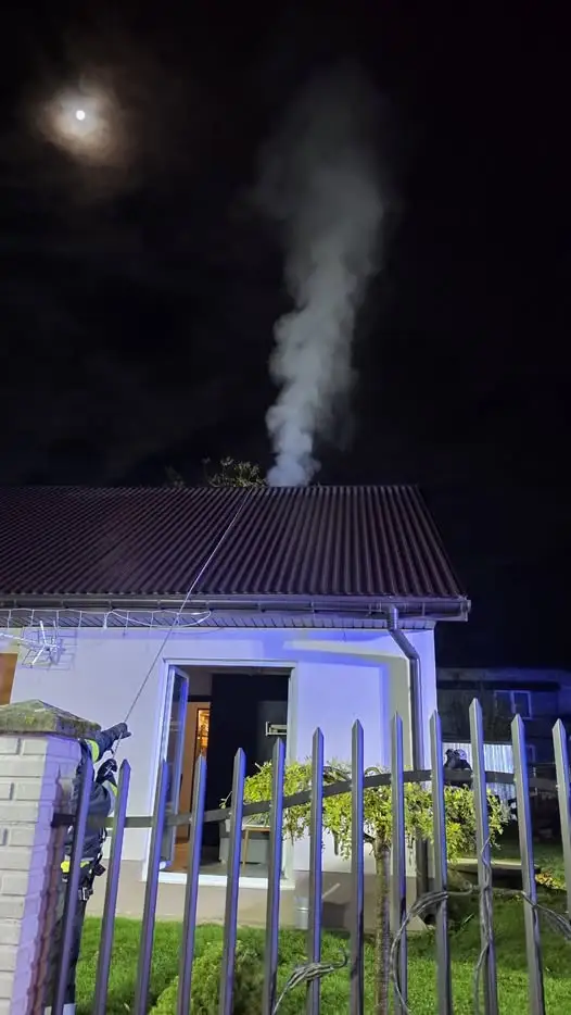 Trzy interwencje strażaków z OSP Osiek Jasielski – pożar sadzy, plama ropopochodna i pożar bali