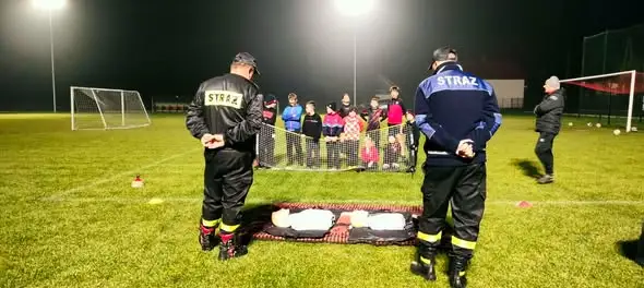 Młodzi piłkarze z Błażkowej uczyli się ratować życie pod okiem strażaków OSP