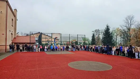Nowy Żmigród: próbna ewakuacja w szkole podstawowej z udziałem strażaków i policji